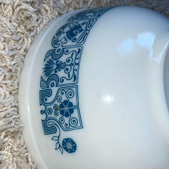 Vintage Rare Pyrex 2.5 Quart Turquoise Blue Mixing Bowl White and Blue - Picture 11 of 11